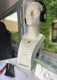 Star ist aber die Hörtest-Büste, die sie Hugo getauft haben. 