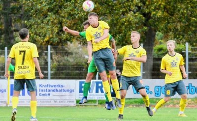 Pascal Schardt, der hier zum Kopfballduell steigt, musste durch den Ausfall von Sieber und Todt erneut die Auerbacher Defensive organisieren. Dies gelingt dem 19-Jährigen immer besser.