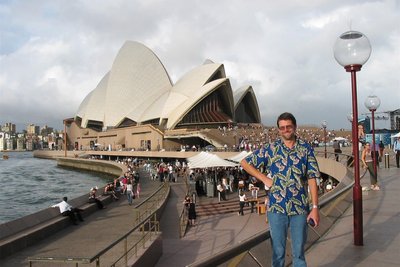 Eine der bekanntesten Sehenswürdigkeiten der Welt: Ulrich Narr vor der Oper in Sydney im Jahr 2005.
