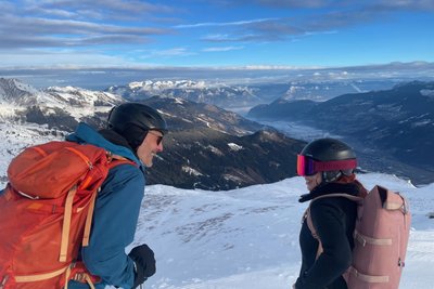 Oben auf den Pisten, am Ende der Liftstation, gibt es weite Einblicke in das Zillertal.