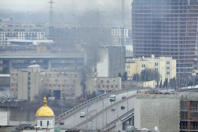Rauch und Flammen steigen in der Nähe eines Militärgebäudes nach einem offensichtlichen russischen Angriff auf. Die russischen Truppen haben ihren erwarteten Angriff auf die Ukraine gestartet. 