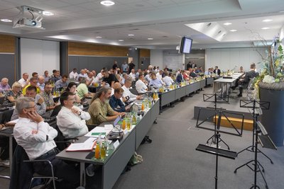 Vom Podium aus hinten rechts sitzen die vier Männer der vom Verfassungsschutz als rechtsextrem eingestuften „Freien Sachsen“.