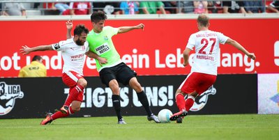 Dennis Mast (mi., Chemnitz) gegen Sascha Pfeffer (li., Halle) und Fabian Baumgärtel (re., Halle).