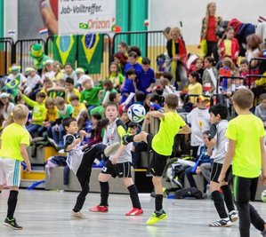 Farbenfroh unterstützen die Mitschüler ihre Grundschulen auf den Tribünen, während sich die Fußballer versuchen für die Endrunde zu qualifizieren. Im Fall der Grundschule Pausa (graue Trikots) klappte das. Die Pausaer vertreten bei der Endrunde Costa Rica. 