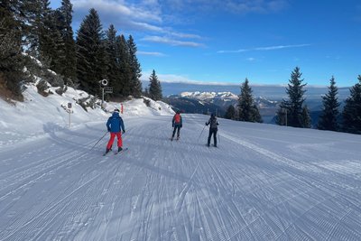 Vor allem in den Morgenstunden sind Skifahren im Zillertaler noch allein. Die unterschiedlichen Gebiete öffnen zwischen 7.30 und 9 Uhr.