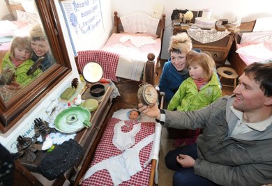 Für Editha Springer, ihren Mann Thomas und die dreijährige Tochter Charlotte war das neueste Exponat im Schlafzimmer des Bauernmuseums besonders interessant: ein etwa 100 Jahre altes Babybett. Denn die junge Frau aus Rathendorf (Landkreis Leipzig) erwartet in dieser Woche ihr zweites Kind. 