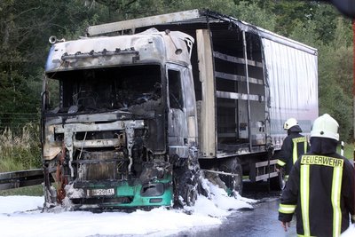 Offenbar wegen eines technischen Defekts ist am Mittwochnachmittag auf der A4 bei Siebenlehn ein Sattelzug ausgebrannt.