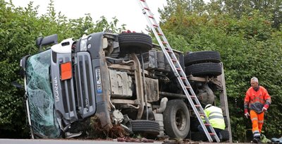 Der Fahrer eines mit Sprengstoff beladenen Lasters hatte am Dienstagmorgen auf der B 180 in Gersdorf auf Höhe Abzweig Otto-Resch-Ring aus bisher ungeklärter Ursache die Kontrolle über sein Fahrzeug verloren. Es rutschte in den Straßengraben und kippte um. 