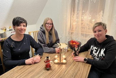 Marcela Duhácková (r.), ihre Partnerin Madlen Kohse (l.) sowie deren Tochter Lena Schaller sind in einer Ferienwohnung untergekommen.