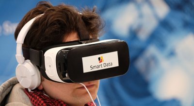 Mit einer 3-D-Brille beobachtet ein Messebesucher die virtuelle Umgebung. Mit dem Technologieprogramm "Smart Data" können Massendaten wie Geschäftsabläufe und Entscheidungsprozesse schneller umgesetzt werden. In der Softwarebranche arbeiten in Sachsen 21.000 Menschen.