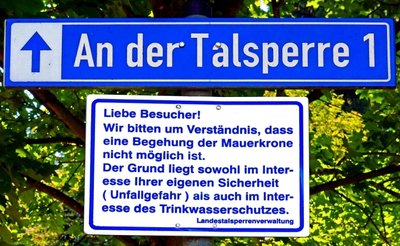 Verbot an der Talsperre - kein Hinweis, dass es in Kürze nicht mehr gilt.