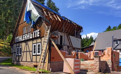 Trauriger Anblick: die teilweise abgerissene Köhlerhütte Sosa.