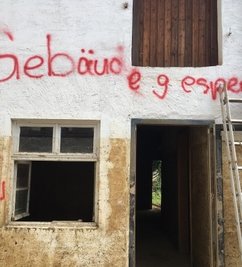 In dieses Gebäude darf aus Sicherheitsgründen niemand mehr.