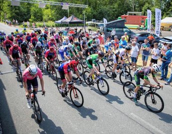 Zum Abschluss ging es noch einmal heiß her. Hier fiel soeben bei herrlichem Radsportwetter der Startschuss im Hauptrennen der Klassen Elite-Amateure, Amateure und Junioren U19. 