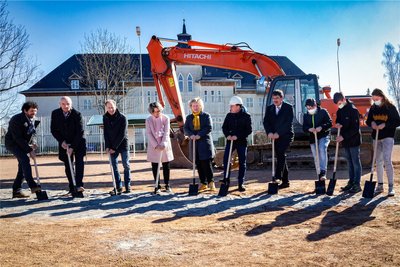 So fing es an: Am ersten Spatenstich im März 2022 beteiligten sich Bürgermeister Raik Schubert (links), Vertreter von Landratsamt und Baubüro, Schüler und Schulleiterinnen.