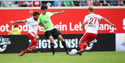 Dennis Mast (mi., Chemnitz) gegen Sascha Pfeffer (li., Halle) und Fabian Baumgärtel (re., Halle