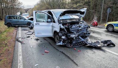 Bei dem Unfall sind ersten Informationen zufolge vier Personen verletzt worden. 