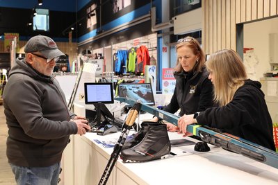 Frank Bartels (links) ist gebürtiger Schwarzenberger. Er lebt seit vielen Jahren in der Schweiz und ist gerade auf Besuch in seiner alten Heimat. Bei Intersport Glass nutzte er die Gelegenheit für einen Einkauf. Langlaufski, Skischuhe und Sportschuhe hat er gekauft. „E ist viel günstiger als in der Schweiz“, sagt er. Die Verkäuferinnen Gabriele Wittig und Kateryna Buch (rechts) haben ihn beraten.
