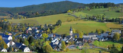 Sosa am Fuß des Auersberges ist für viele eines der schönsten Dörfer im Erzgebirge. Keine alte Fabrik und kein Plattenbau verschandeln das Dorfensemble.
