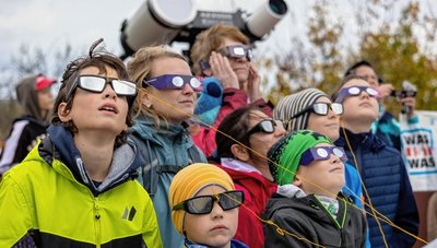 Eine Sonnenfinsternis entsteht, wenn Sonne, Erde und Mond in einer Linie stehen und der Mond die Sonne bedeckt.