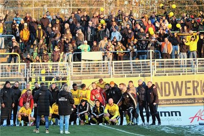 So sehen glückliche Verlierer aus: Trotz des 0:3 bei Lok Leipzig feierten die Spieler und Fans von Handwerk Rabenstein den mutigen Auftritt im Achtelfinale des Landespokals.