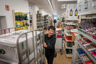 Trixi Tutschek beim Einräumen im Wreesmann-Markt in Penig.