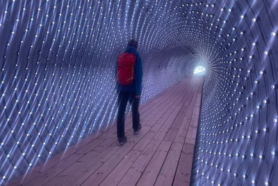 Der Albert-Adler-Erlebnisweg führt auch unter den Skipisten hindurch. Dafür wurden Tunnel mit Lichteffekten gebaut.