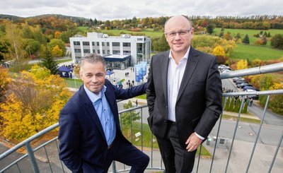 Die IAMT-Geschäftsführer Jan Scholten (links) und Volker Treichel vor dem neuen Bürogebäude in Weischlitz.