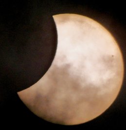 So reizvoll präsentierten sich Sonne und Mond am Dienstagmittag mittels Spezialfilter vor der Kameralinse. 