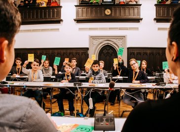 Die Mitglieder des Freiberger Kinder- und Jugendparlamentes tagen - wie hier auf dem Archivfoto - eigentlich im Ratssaal des Rathauses. Wegen der Coronapandemie finden ihre Sitzungen jetzt online statt. 