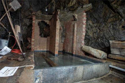 Die „Talsperrenmauer“, eine große Steinplatte, hat der Bergknappenverein schon in jüngster Vergangenheit setzen lassen. Jetzt wurde das Becken im Luftschutzmuseum auch wasserdicht verkleidet.