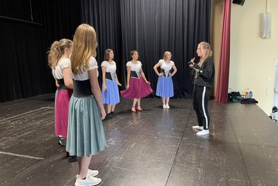 Anna-Katharina Bittermann erklärt die Choreografien.