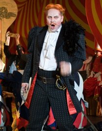 Mephistopheles (Karsten Schröter) lässt in der Oper von Charles Gounod "Faust (Margarethe)" keine Gelegenheit zum Seelenfang aus.