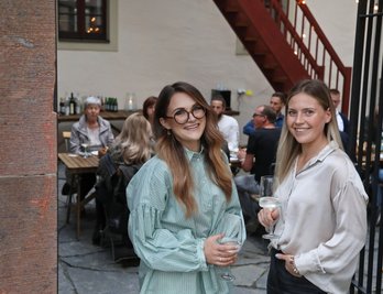 Anne Mann (links) und Julia Preuß aus Chemnitz wollen ab jetzt in Lichtenstein durchstarten. Die jungen Frauen haben ihr Veranstaltungsgeschäft im ehemaligen Ratskeller aufgeschlagen.