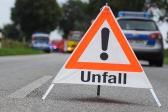 74-jähriger Fahrradfahrer aus dem Erzgebirge stürzt – und verletzt sich schwer - Genrebild Polizei
