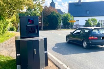 74 statt 50: Markanter Blitzer in Reichenbach bremst Temposünder aus - Das semistationäre Blitzgerät des Landkreises stand im Oktober in Reichenbach.