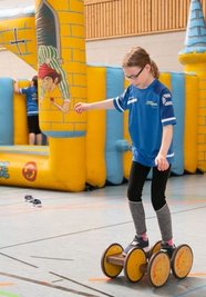 Während sich Marianna Marquart aus Annaberg auf Pedalos probiert, hatten andere auf der blau-gelben Hüpfburg Spaß. 