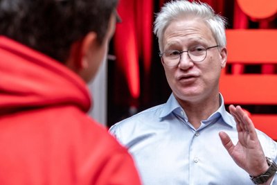 Markus Koch im Gespräch mit Gästen: Vor und nach seinem Vortrag war der gebürtige Hesse für Jedermann ansprechbar. Auch für Selfies stand er bereit.