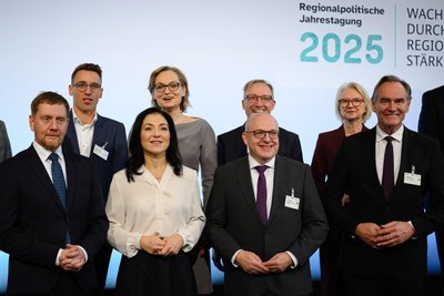 Die Hauptredner der regionalpolitischen Jahrestagung, vorn von links nach rechts: Ministerpräsident Michael Kretschmer, Bundeswirtschaftsministerin Katherina Reiche, der Chemnitzer Oberbürgermeister Sven Schulze und Burkhard Jung, Präsident des Deutschen Städtetages und Oberbürgermeister von Leipzig.