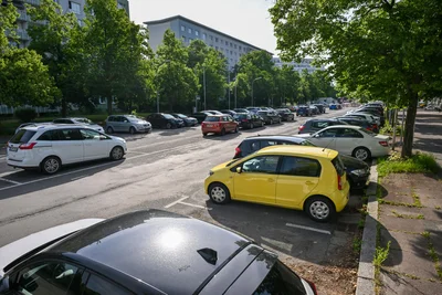 Relikt aus DDR-Zeit: Der „Stumpf“ der Brückenstraße. Derzeit als großer Parkplatz genutzt, soll die riesige Asphaltfläche durch eine „Grüne Promenade“ ersetzt werden.