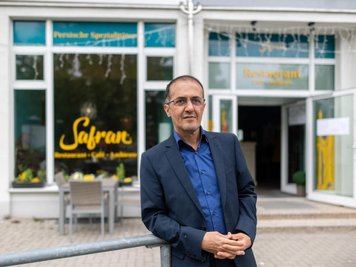             Masoud Hashemi, Wirt des Restaurants «Safran», steht vor seinem persischen Laden und wartet.