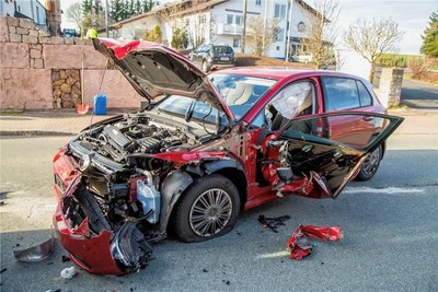 Die Fahrerin dieses VW konnte ihr Fahrzeug nach dem frontalen Zusammenstoß mit einem Traktor selbstständig verlassen. 