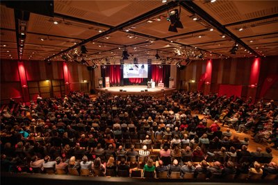 900 Gäste füllten die Festhalle. Die Sparkasse Vogtland hatte ihre Kunden zu dieser Veranstaltung eingeladen. Zuvor hörten Markus Koch bereits 350 Mitarbeiter.