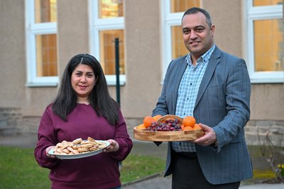 Nahid Zeinali Dehaghani (links) und Hadi Khazraee (rechts) feiern Nouruz mit anderen Iranern in Chemnitz.