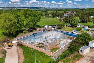 Das Freibad in Gersdorf wird nach Rückbau neu gebaut. Sachsens Ministerpräsident Michael Kretschmer ist mit dabei.