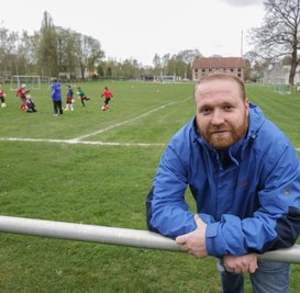 Markus Kolbe vom Turnverein Vater Jahn auf dem Vater-Jahn-Sportplatz in Burgstädt. Nach den Plänen der Stadtverwaltung könnte dort ein Kunstrasenplatz gebaut werden. Es gibt aber weitere Vorschläge. 