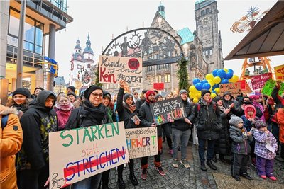 Gegen die geplanten Kürzungen bei Kinder- und Jugendeinrichtungen waren Ende vergangenen Jahres Eltern aus ganz Chemnitz auf die Straße gegangen. 