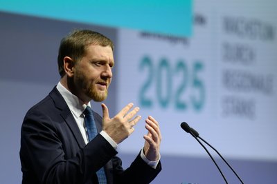 Ministerpräsident Michael Kretschmer verlangt, dass Förderrichtlinien auf kleine Unternehmen zugeschnitten werden.
