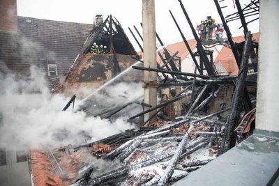 Das Haus mit ausgebranntem Dachstuhl an der Akademiestraße 5: Ein Totalschaden in sechsstelliger Höhe, wie es von Seiten der Stadtverwaltung hieß. Die Dachdecker haben bereits am Montag die benachbarten Dächer, die durch die Flammen in Mitleidenschaft gezogen wurden, notdürftig repariert.