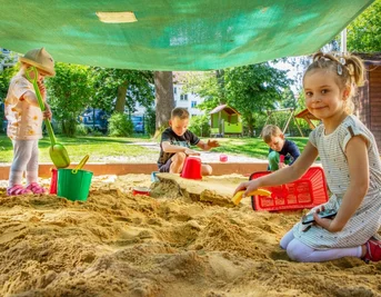 Bei sonnigem Wetter haben die Kinder der Tagesstätte "Falkennest" in ihrem Sandkasten unter dem Sonnensegel viel zu tun. Knapp 16.000 Euro gab es dafür aus dem Förderprogramm Leader. 
